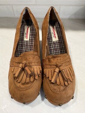 Vintage Y2K Size 6.590s Union Bay Nicolette Platform Wood Heel Studded Pumps Tan